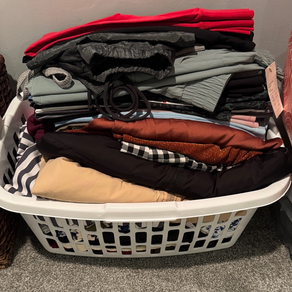 HUGE WOMEN SMALL/XS BUNDLE OF MIXED CLOTHES
